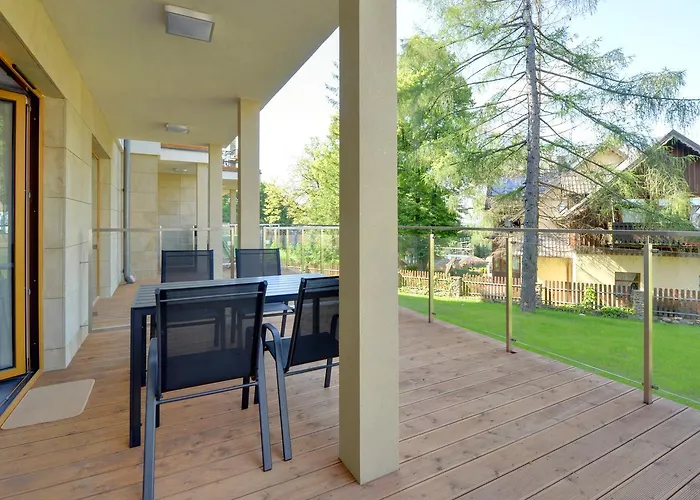 Subtelne I Stylowe Sun Seasons 24 W Karpaczu Z Umeblowanym Balkonem By Renters Daire Karpacz