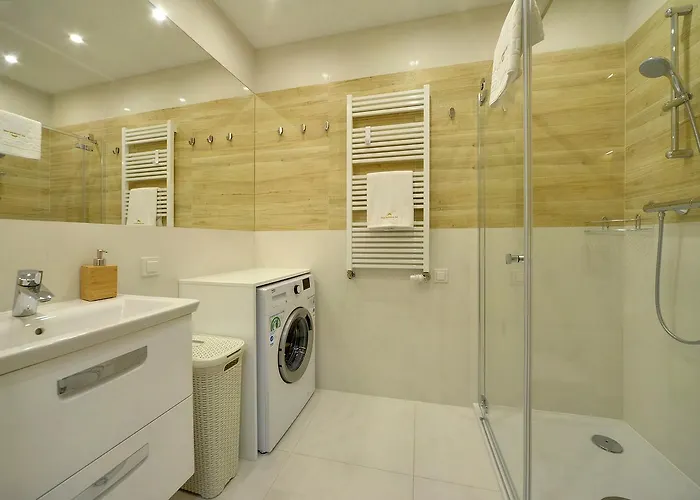 Subtelne I Stylowe Sun Seasons 24 W Karpaczu Z Umeblowanym Balkonem By Renters Daire Karpacz