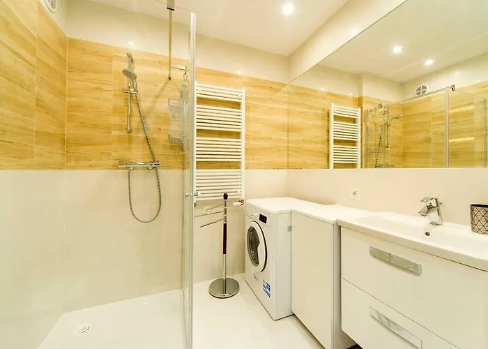 Subtelne I Stylowe Sun Seasons 24 W Karpaczu Z Umeblowanym Balkonem By Renters Daire Karpacz